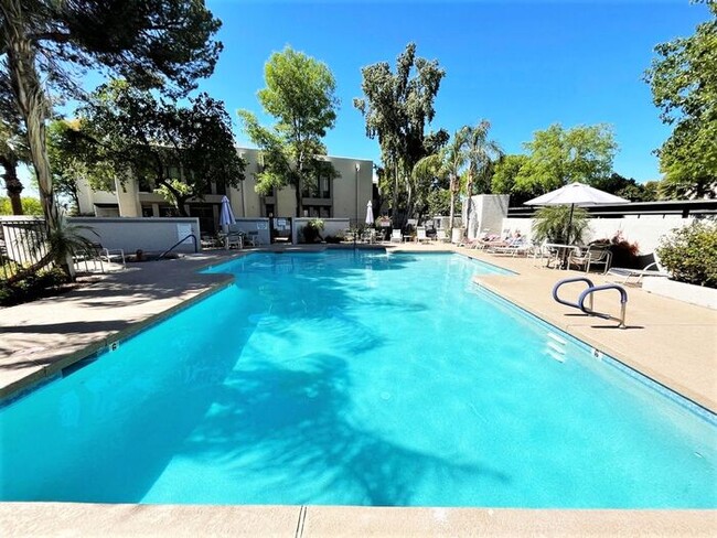 Building Photo - 2 Bedroom / 2 Bath Condo in a guard gated ...