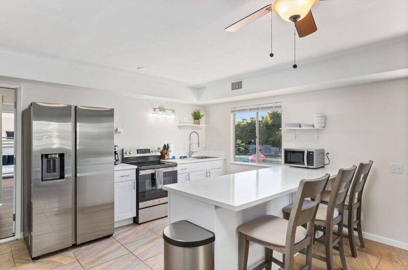 Building Photo - 321 W Kalmia St