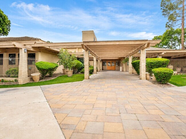 Building Photo - 5200 S Lakeshore Dr