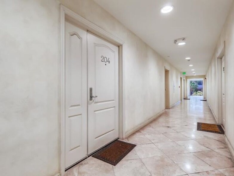 Building Photo - 700 S Ardmore Ave