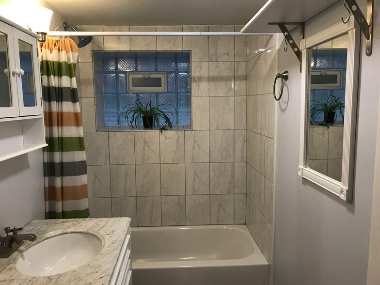 Building Photo - 5335 W Sunnyside Ave