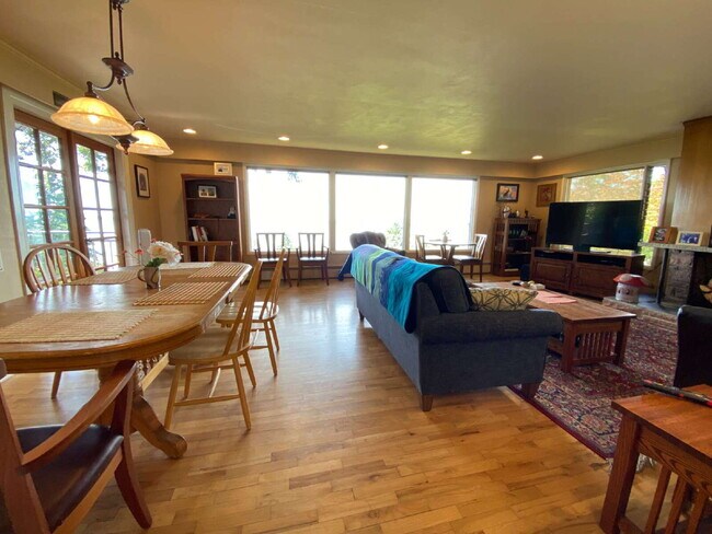 Building Photo - Spacious 5-Bedroom Home with Stunning View...