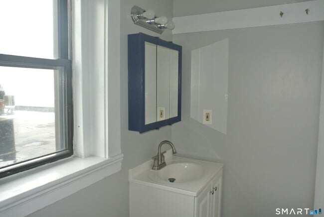 Building Photo - 549 Howe Ave