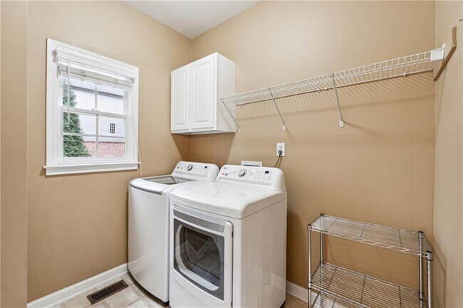 Building Photo - 2075 Willshire Glen