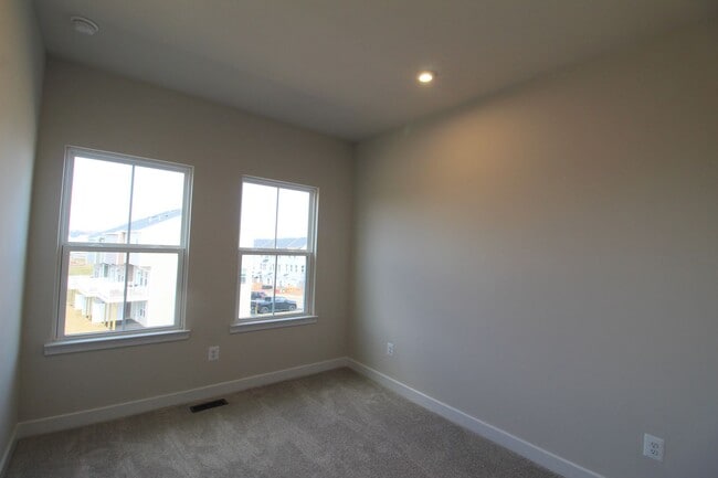 Building Photo - 3 Bedroom 2.5 Townhome Available Now!