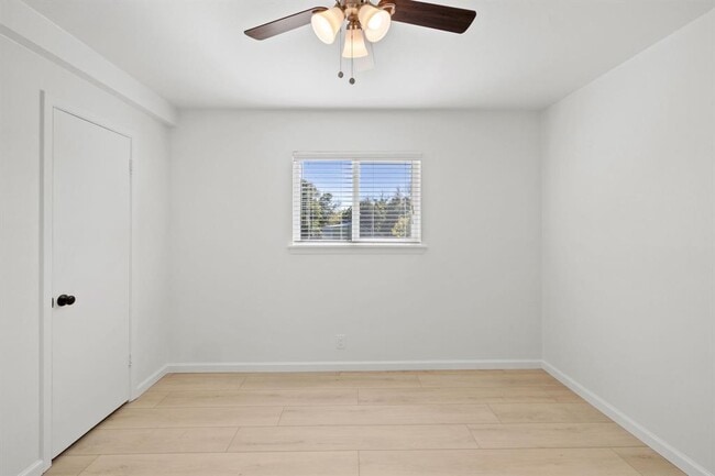 Building Photo - 806 E 13th St