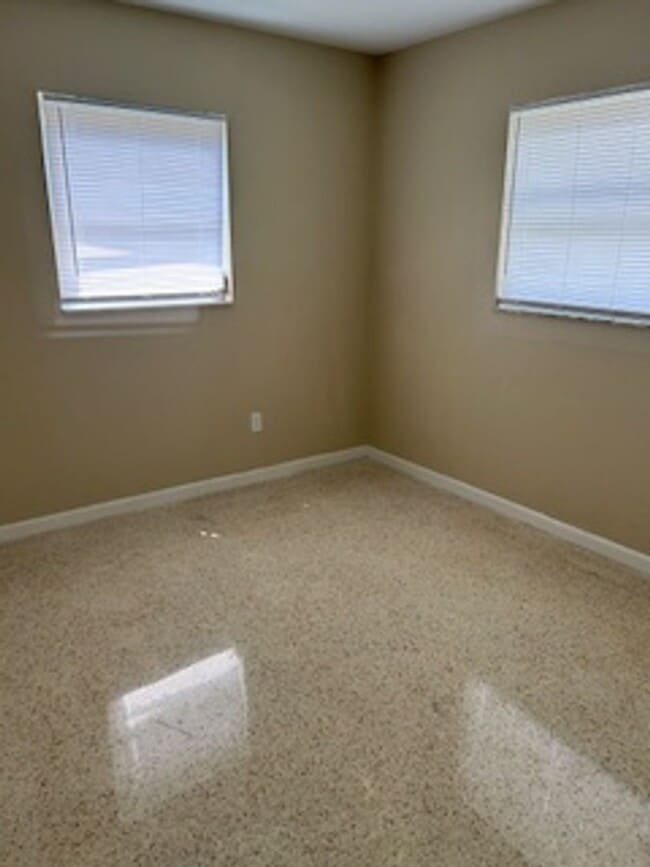 Building Photo - Quaint 2/1.5 bath home