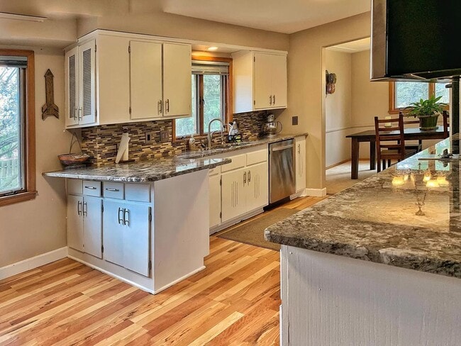 Building Photo - 6233 Parnell Ave