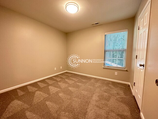 Building Photo - Newly Remodeled 5 Bed 2.5 Bath