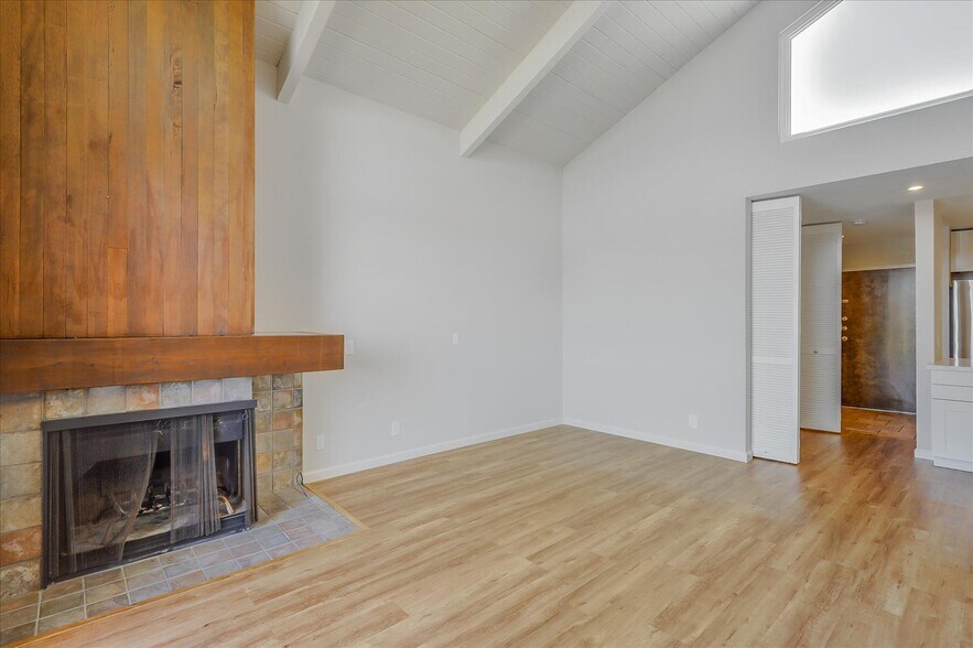 Building Photo - 2101 Shoreline