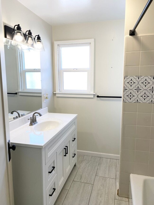 Building Photo - H203-211-P