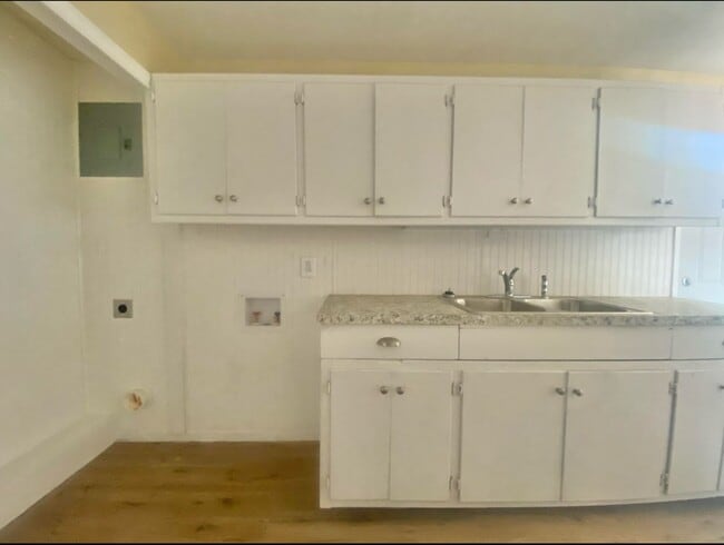 Building Photo - 3 bed 1 bath rental near YMCA now available.