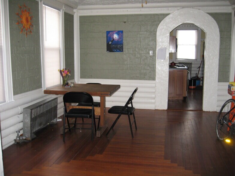 Building Photo - 90 Messer St