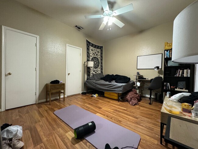 Building Photo - 4 Bedroom With Fenced Yard and Off-Street ...