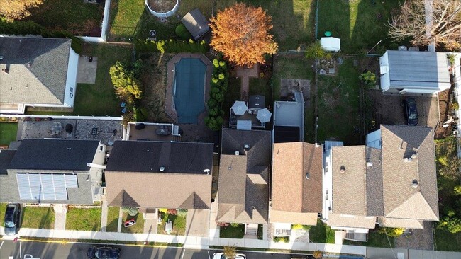 Building Photo - 252 Grace Ave