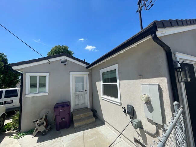 Building Photo - Super comfortable 2-bedroom, 2-bath home in Long Beach