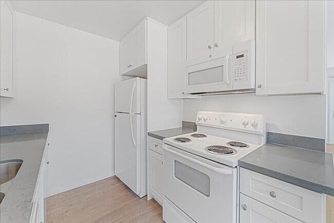 Building Photo - 5709 Hazeltine Ave