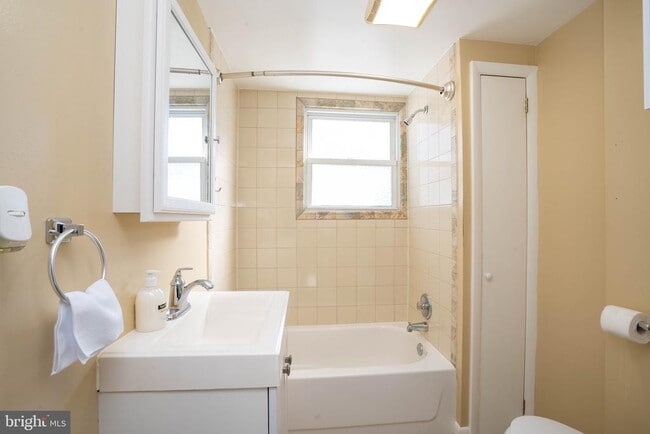 Building Photo - 135 Keswick Ave