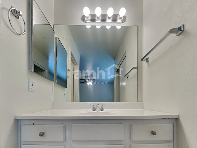 Building Photo - 452 N Rochester