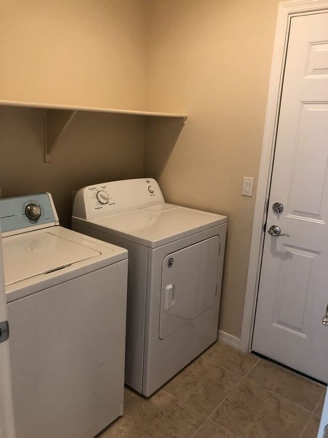 Building Photo - Beautiful 4 Bedroom / 2 Bath, in North Pho...