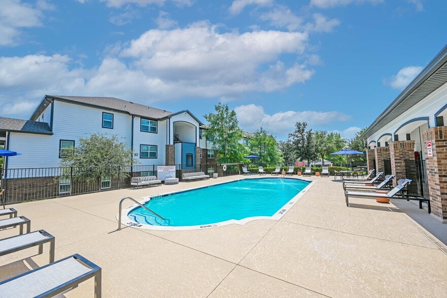 Primary Photo - Worthington Point Apartments