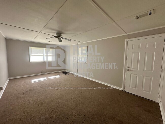 Building Photo - 4085 Southview Dr