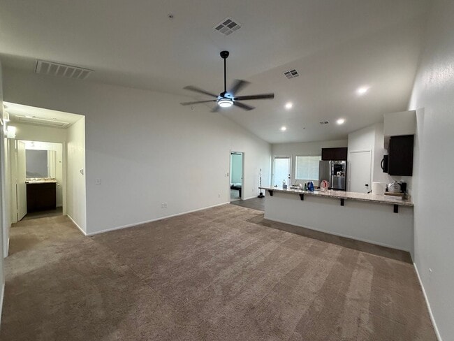 Building Photo - 3 BEDROOM HOME IN DESERT SKY!