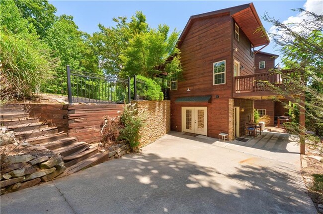 Building Photo - 495 Chicory Dr E