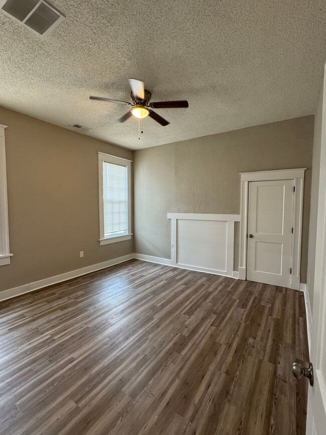 Building Photo - Newly Renovated Cozy & Convenient
