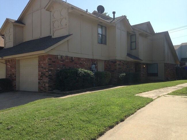 Building Photo - Westside Duplex for Lease near Sooner Mall!!!