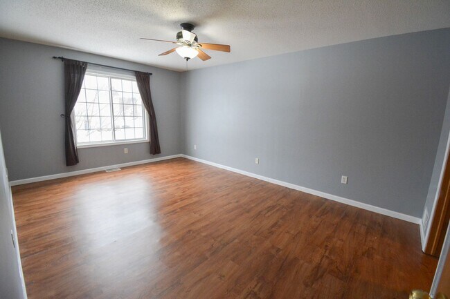 Building Photo - Updated 2 Bed, 1.5 Bath Townhome — Available Immediately