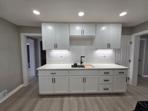 Building Photo - Newly Updated 3 bedroom 1 bathroom Apartment for Rent!