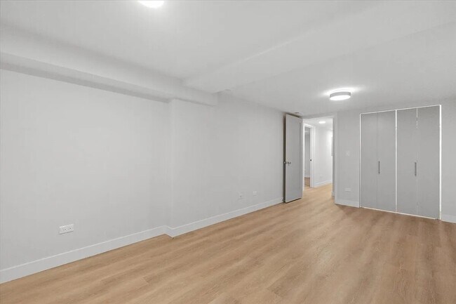 Building Photo - 927 N Mozart St