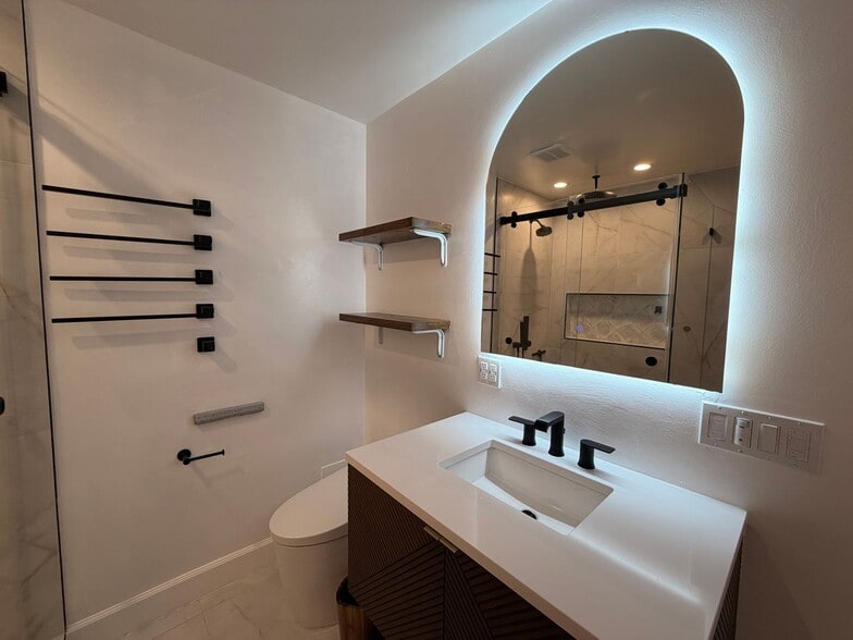 Building Photo - Cat-Friendly Condo with Private Cat Patio Enclosure + Resort-Style Amenities in Tarzana!