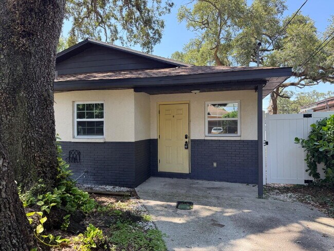 Building Photo - Charming 2-Bed Duplex in Tampa with Modern...