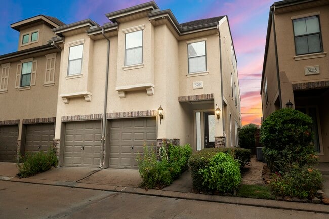 Building Photo - 3019 Royal Oaks Grove