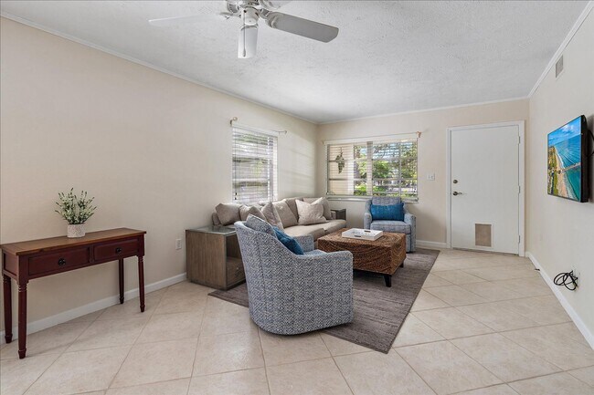 Building Photo - Beautifully updated 2 bed/2 bath located c...