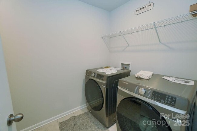 Building Photo - 547 Sitka Dr