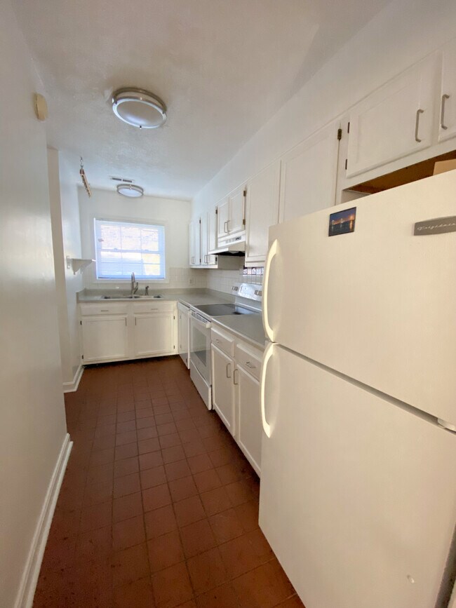 kitchen (long view) - 506 N Greensboro St