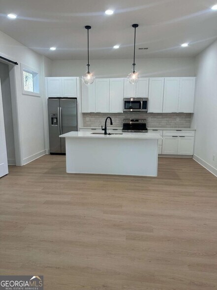 Building Photo - Room in Duplex on Plaza Ave SW