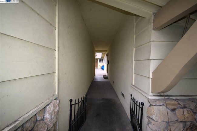 Building Photo - 1345 Kingfisher Way