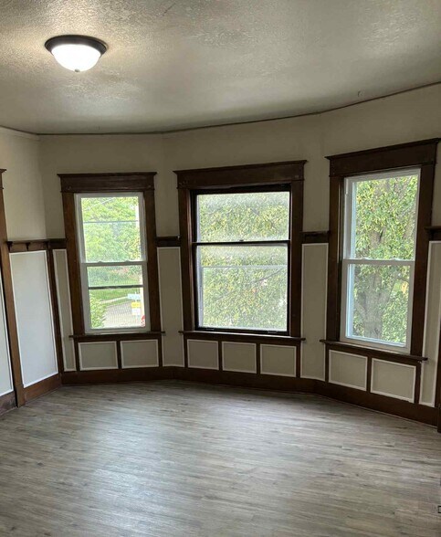 living room space - lots of natural light - 633 E Burleigh St