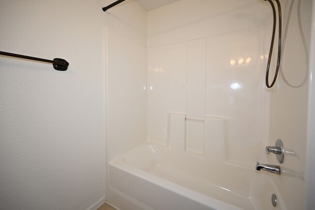Building Photo - Nice 2 bedroom, 2.5 bath Townhouse with ba...