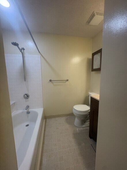 Building Photo - 4 Post Oak Ln
