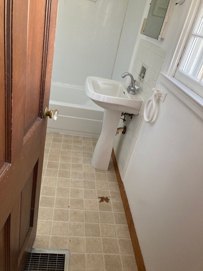 Building Photo - Move in bonus! Charming two story 2 bedroom home