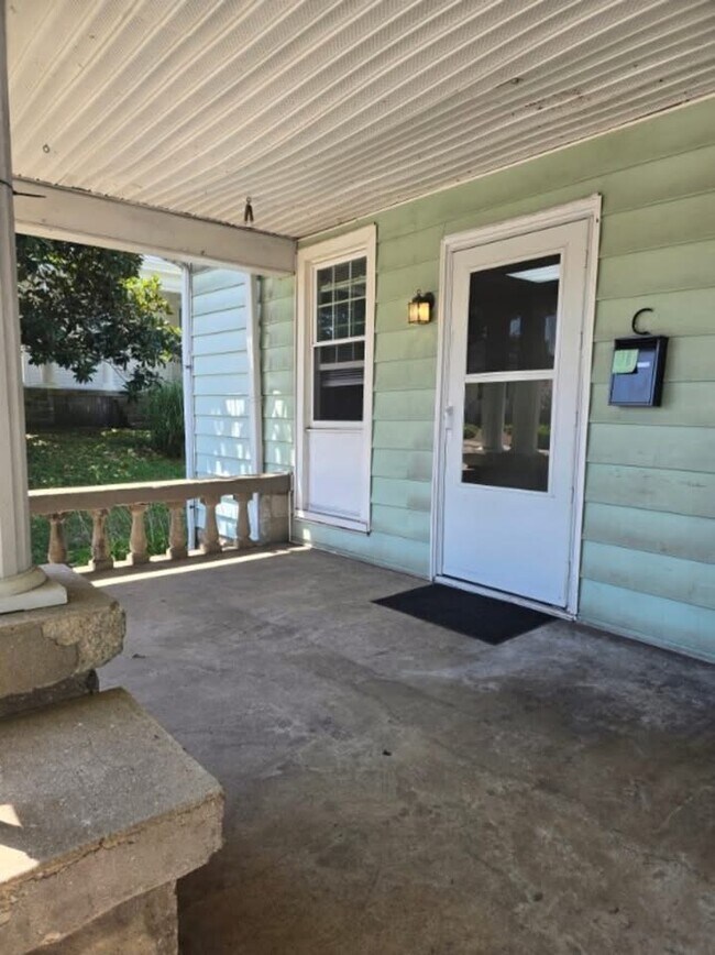 Building Photo - 215 S Main St