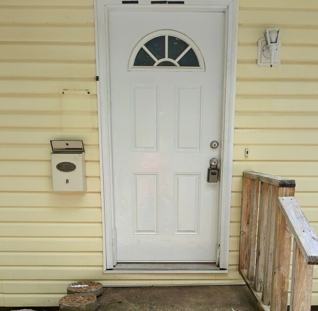 Building Photo - 2 Bedroom | 1 bath - Remodeled Unit Located in Springfield!