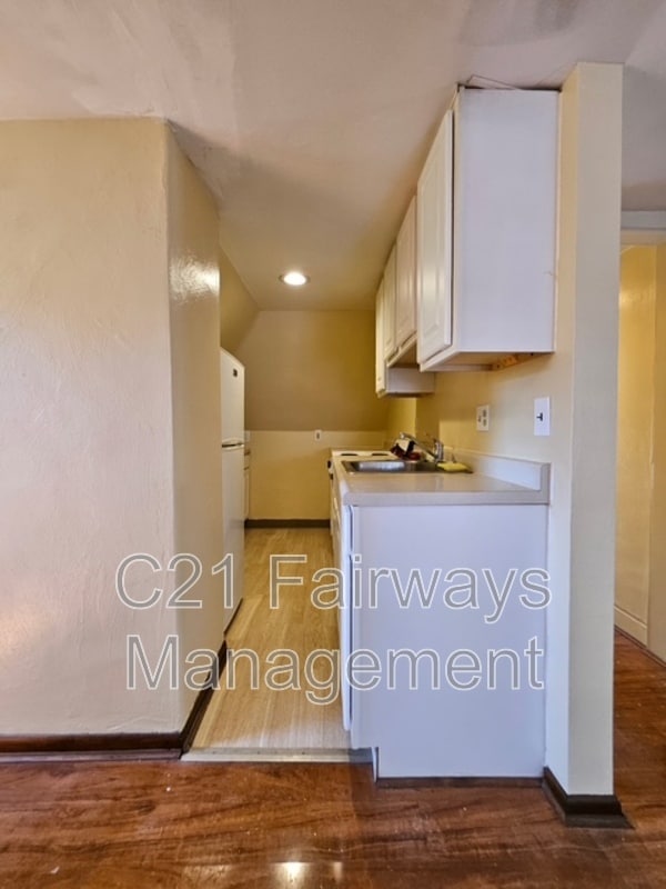 Building Photo - 546 Greenfield Ave