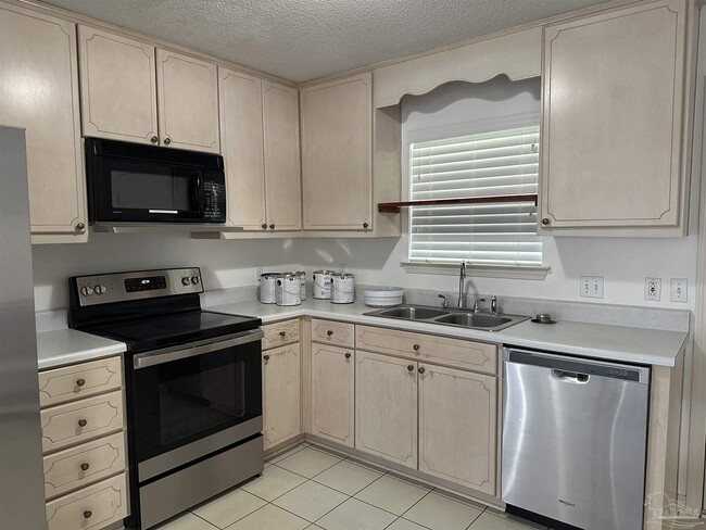 Building Photo - 5511 Custer Dr