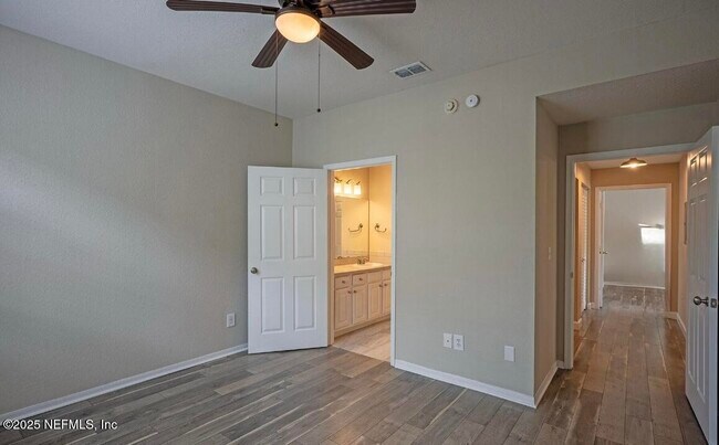 Building Photo - 13700 Richmond Park Dr N